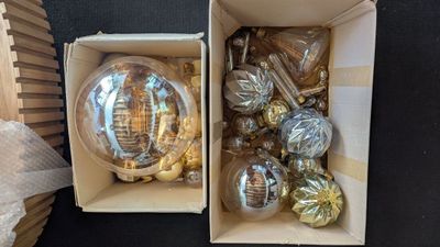 deux boîtes de décorations posées sur une table
