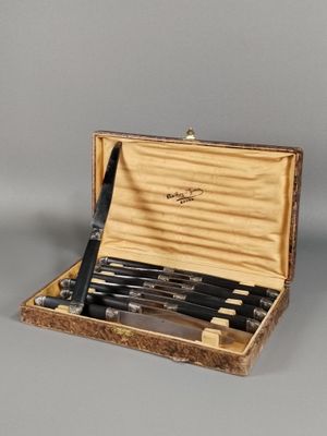 a wooden box with a set of knives inside of it