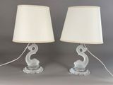 une paire de lampes en verre avec des abat-jours blancs et un abat-jour blanc