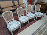 plusieurs chaises et une table dans une pièce dont le sol est recouvert d'un tapis