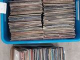 un bac bleu rempli de CD et d'autres disques