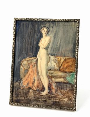 une image représentant un tableau où l'on voit une femme debout devant un canapé