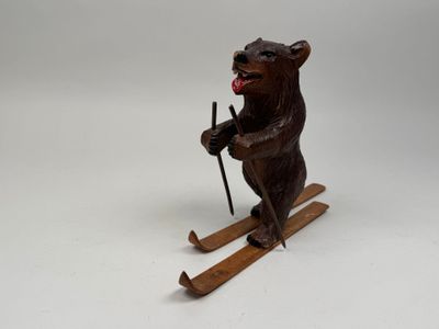 statue d'un ours à skis sur fond blanc