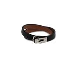 un bracelet en cuir noir avec une boucle en argent sur fond blanc