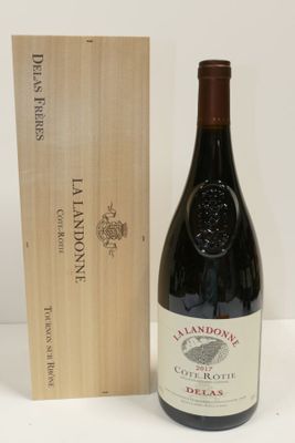 une bouteille de vin posée à côté d'une caisse en bois