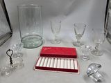 une table sur laquelle se trouvent un piano, des verres et un cadre photo