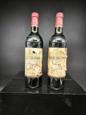 deux bouteilles de vin posées sur une table noire
