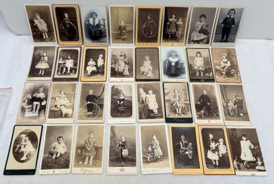 plusieurs vieilles photographies en noir et blanc représentant des personnes et des enfants