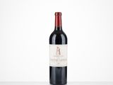 la bouteille de vin rouge est posée sur la table
