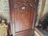 une armoire en bois dans le coin d'une pièce