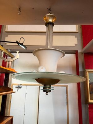 une lumière suspendue au plafond d'une pièce