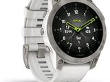 une montre connectée avec un bracelet blanc posée sur une surface blanche