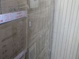 Les cartons sont empilés les uns sur les autres dans un local de stockage