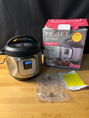 une photo d'une boîte d'Instant Pot posée sur une table en bois