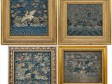 quatre tableaux encadrés représentant des oiseaux et des fleurs sur fond blanc