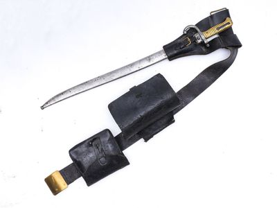 un couteau posé sur une ceinture