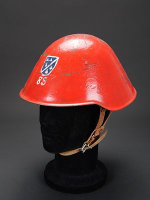 un casque rouge sur une tête de mannequin noire