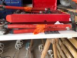 de nombreux outils de toutes sortes posés sur une table