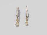 une paire de boucles d'oreilles en saphir jaune et diamants