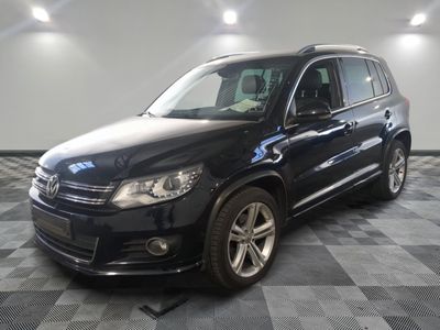 La Volkswagen Tiguan est garée dans le garage, sur un sol à damier.