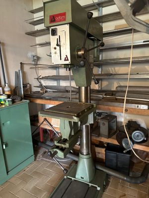 une machine posée sur une table dans une pièce