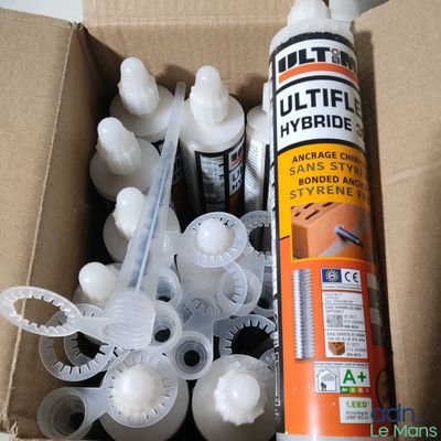 une boîte en carton remplie de nombreuses sortes de colles différentes