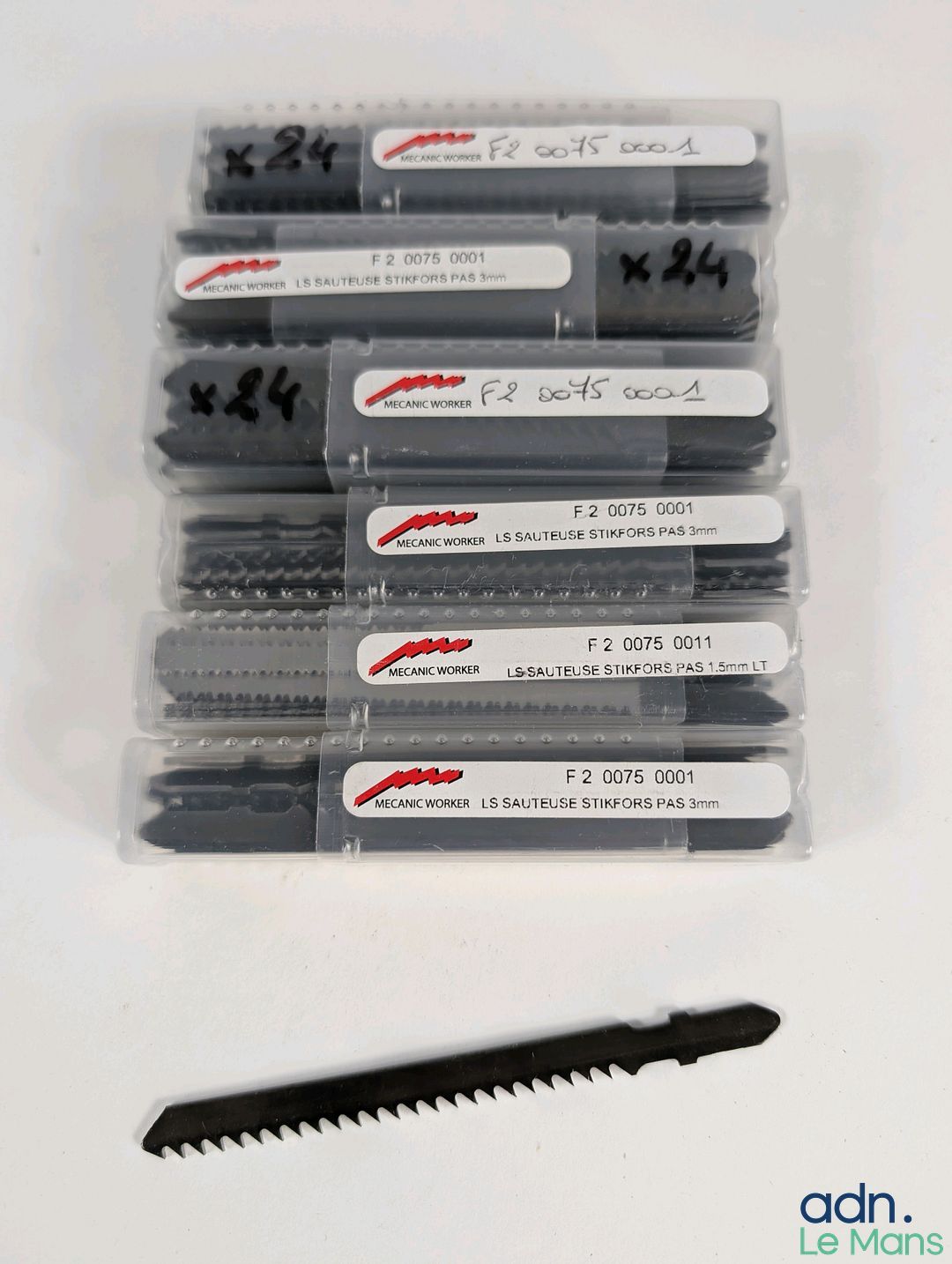 Lot de 100 lames de scie sauteuse.