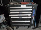 une armoire à outils noire dotée de cinq tiroirs