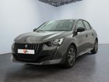une voiture grise garée dans une grande pièce aux murs blancs