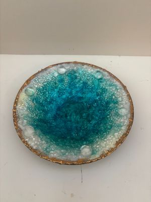 gros plan d'une assiette bleue et blanche sur une table