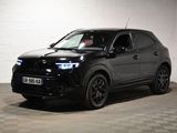 une photo d'un 4x4 noir garé dans un garage