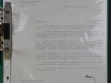 un gros plan d'un document sur lequel figure une horloge