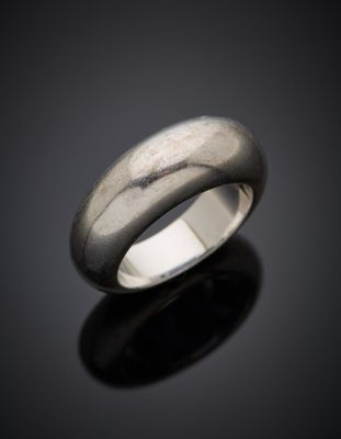 gros plan d'une bague en argent sur une surface noire