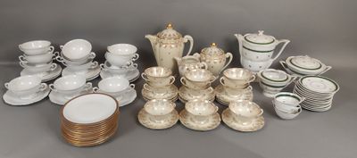 de nombreux types de plats et de tasses sur la table