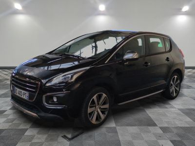 une voiture noire est garée dans une pièce au sol en damier