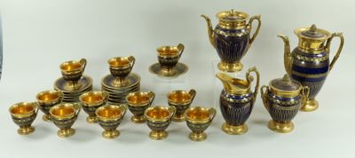 de nombreux types de vases et de coupes sur la table
