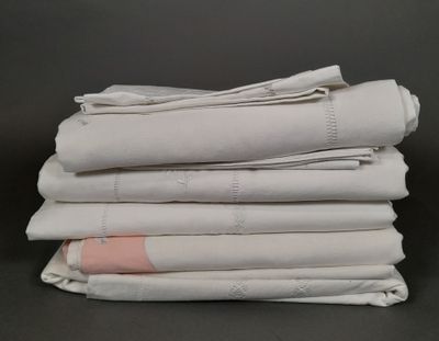 une pile de linge blanc plié posée sur une surface noire