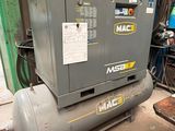 une machine posée sur le sol dans le garage
