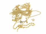 un collier en or orné d'un dragon sur fond blanc