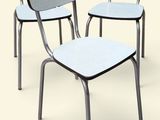 trois chaises placées côte à côte sur une surface blanche