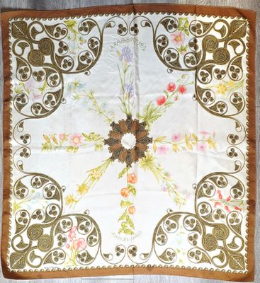 une écharpe carrée blanche et marron, ornée d'un motif floral