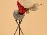 un oiseau perché sur un objet métallique