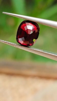 une personne tenant une pince sur laquelle est gravé un losange rouge