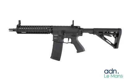 un fusil AR-15 sur fond blanc, portant l'inscription « AR-15 »