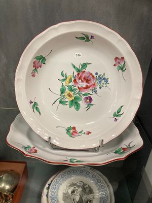 deux assiettes et un bol exposés dans une vitrine