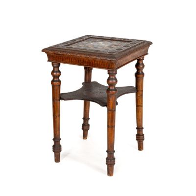 une vieille table en bois avec un plateau en carreaux sur fond blanc