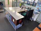 une machine à coudre posée sur une table dans une pièce