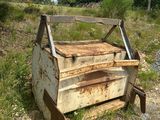 une vieille caisse en bois posée au milieu d'un champ