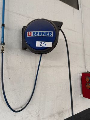 un tuyau bleu fixé au mur, sur lequel est accrochée une pancarte