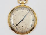 une montre de poche en or avec des chiffres romains sur le cadran
